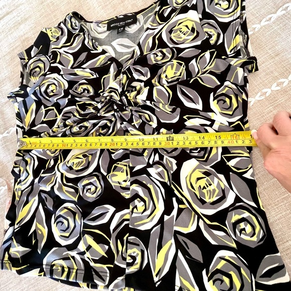 Briggs NY Floral Twist-Front Blouse - Black, Yellow, and Gray Size: PM NWOT - Picture 12 of 12